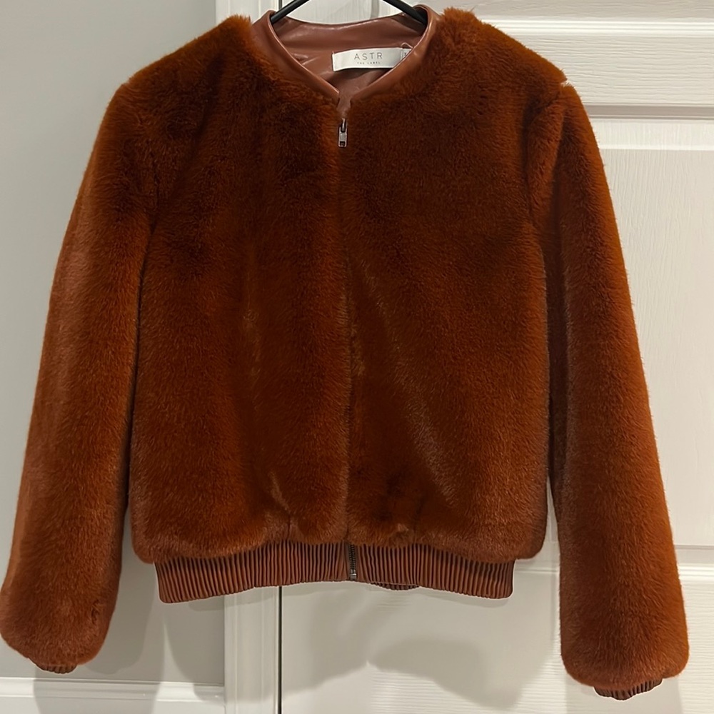 ASTR THE LABEL Frankie Faux Fur Jacket (spice) size Medium